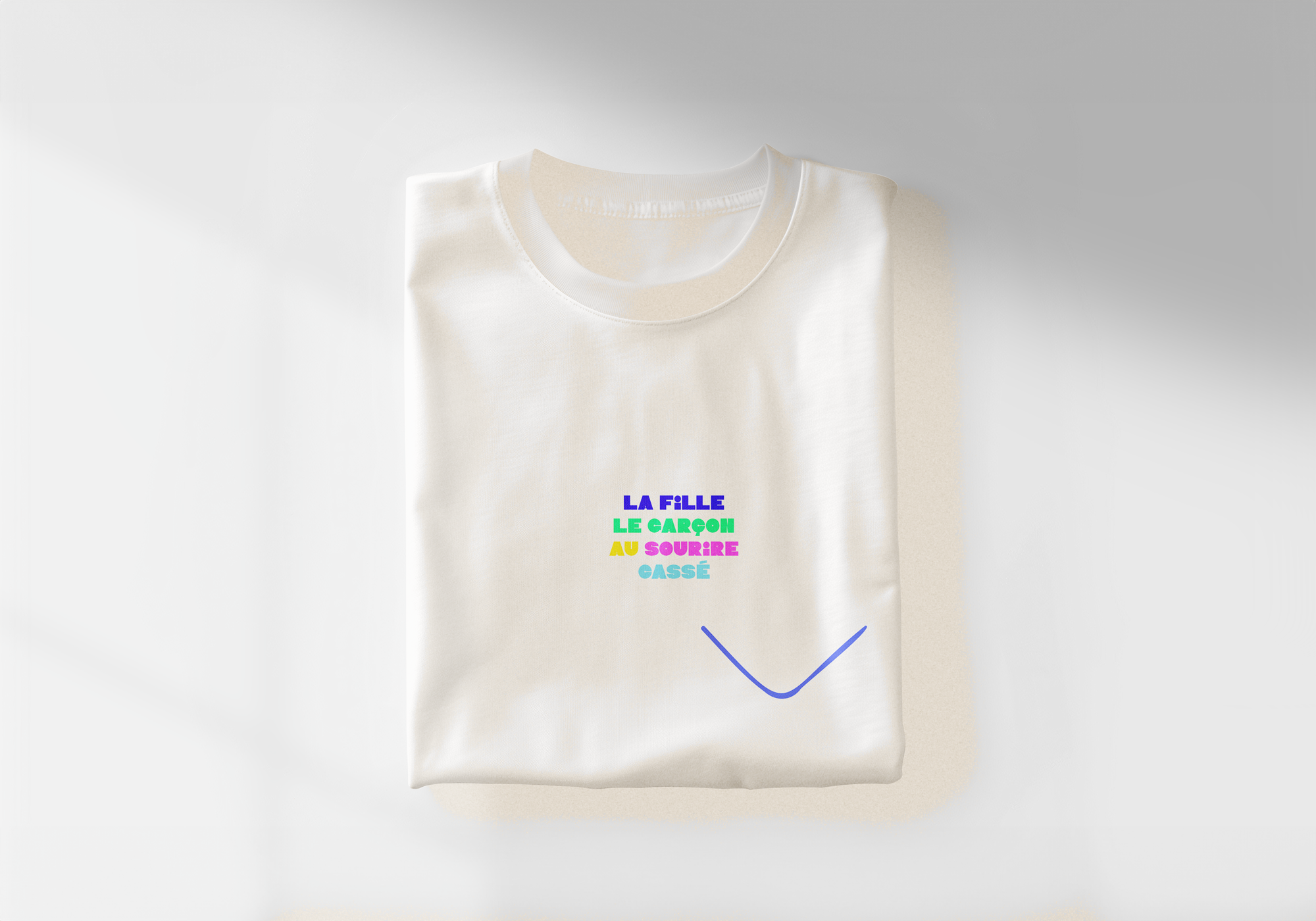0-t-shirt-mockup-plie-sourire-casse