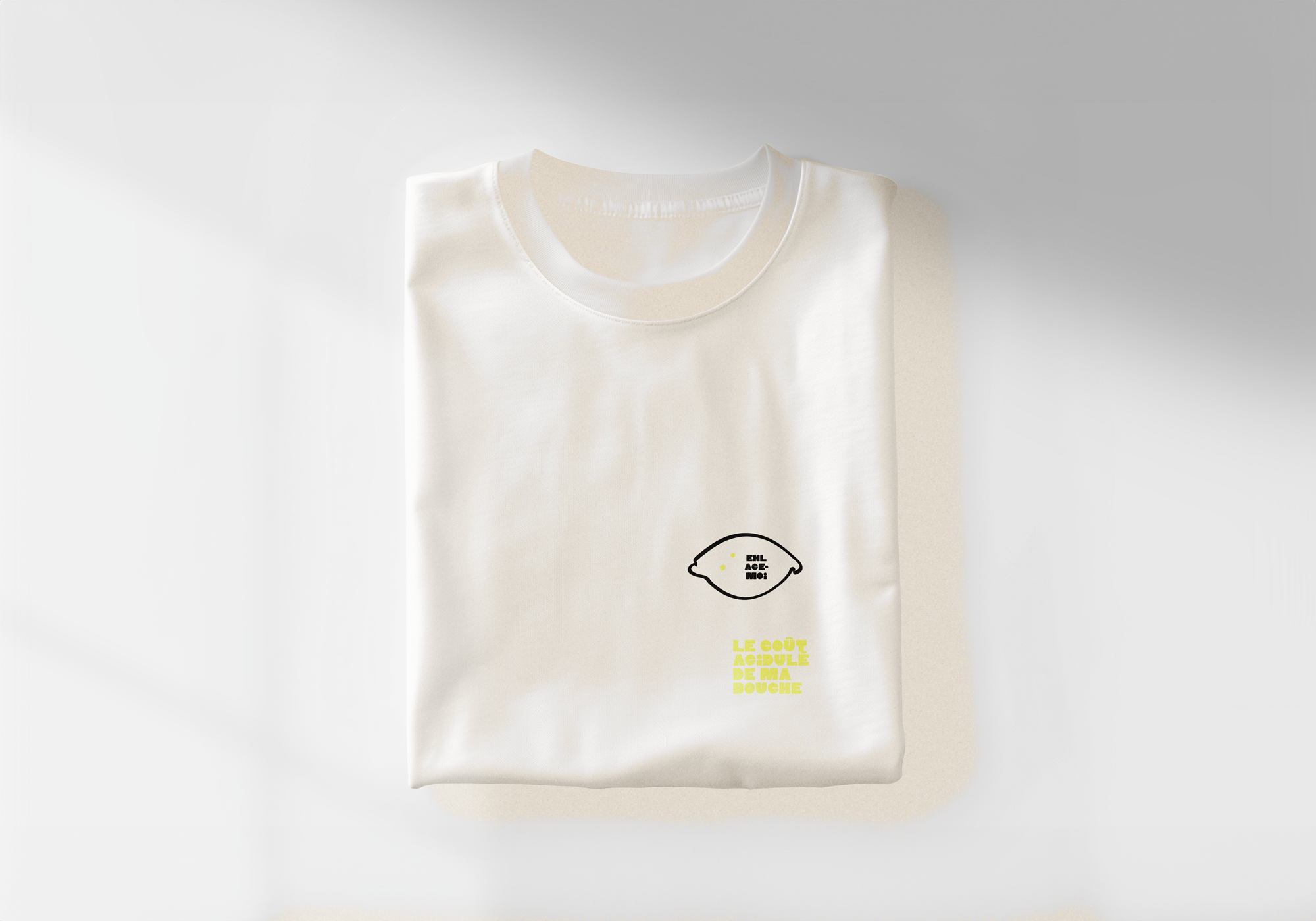 t-shirt-plie-mockup-plie-jaune-citron-emmos-mm