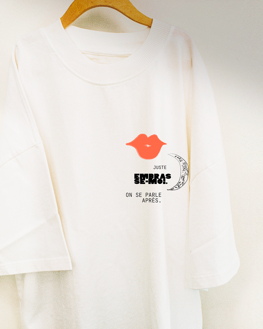 cafe-creme-fiche-haut-de-corps-serigraphie-embrasse-moi-emmos