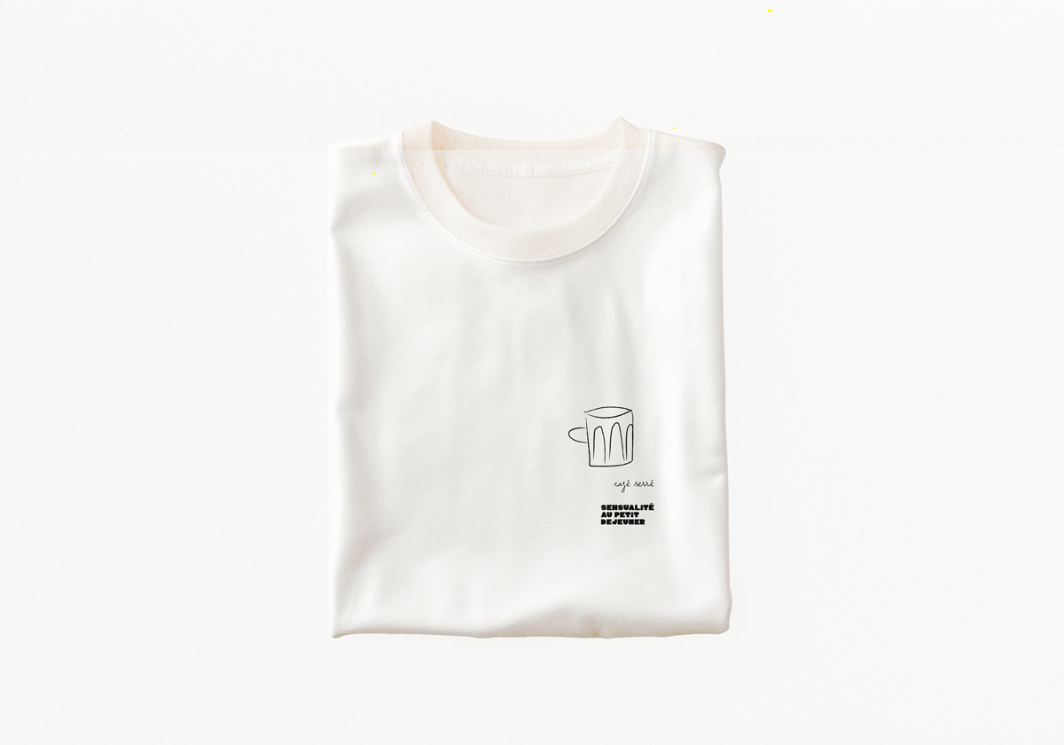 cafe-creme-haut-corps-tasse-cafe-sensualite-emmos